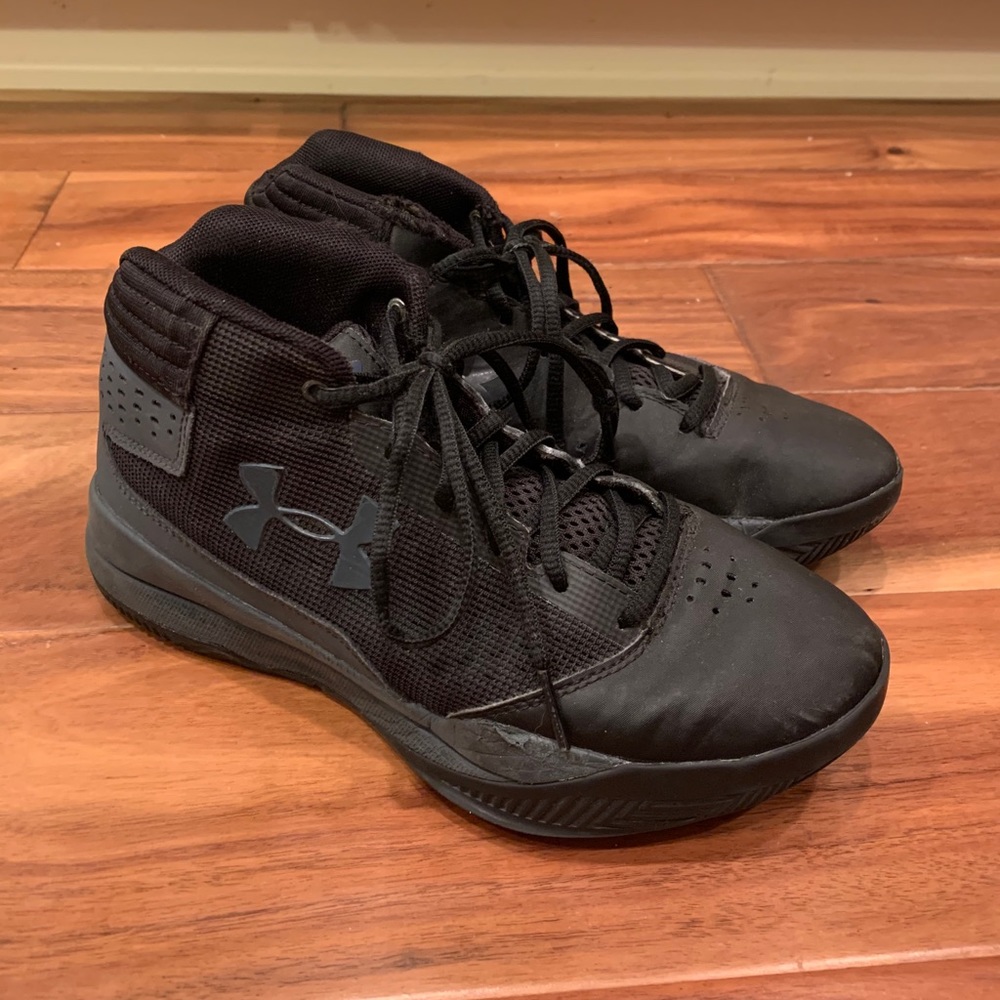 Under Armour Boys size 4.5 shoes